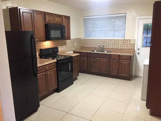 Building Photo - North Hyde Park Bungalow: Close to SOHO, Downtown & U.T.