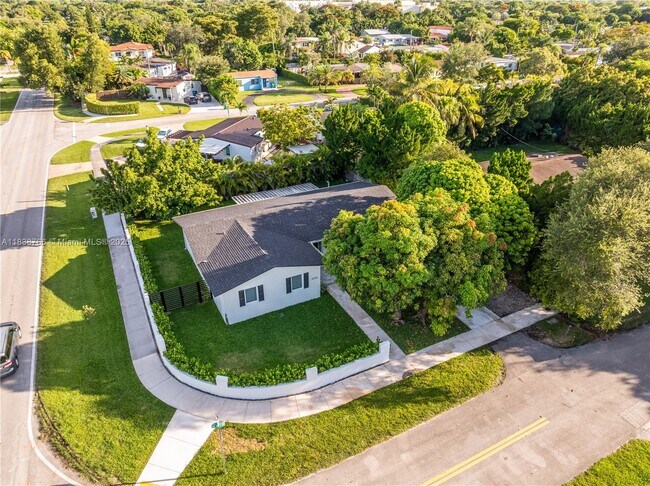 Building Photo - 6700 SW 49th Terrace