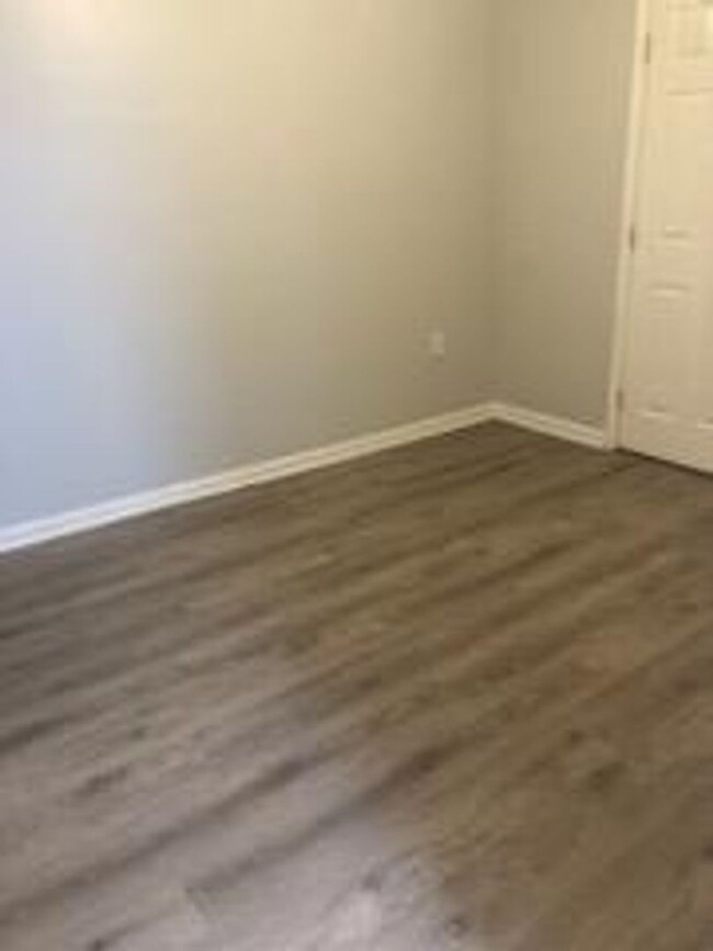 Building Photo - 2115 Bradley Ave