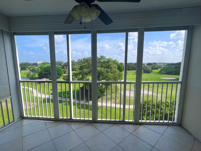 Building Photo - 3050 N Palm Aire Dr