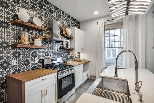 Building Photo - Spacious Renovated 1/1 Midtown Condo Walki...