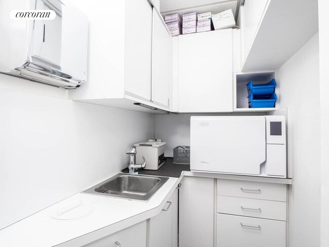 Building Photo - 30 Central Park S St