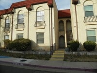 Building Photo - 823 Country Club Dr SE