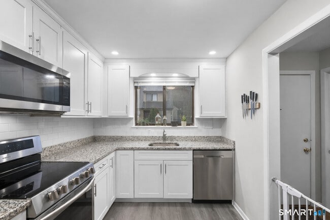 Building Photo - 9 Avon Ct