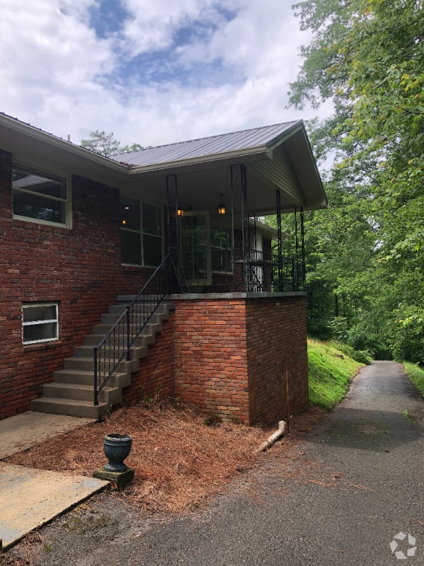 Building Photo - 321 Hillcrest Dr