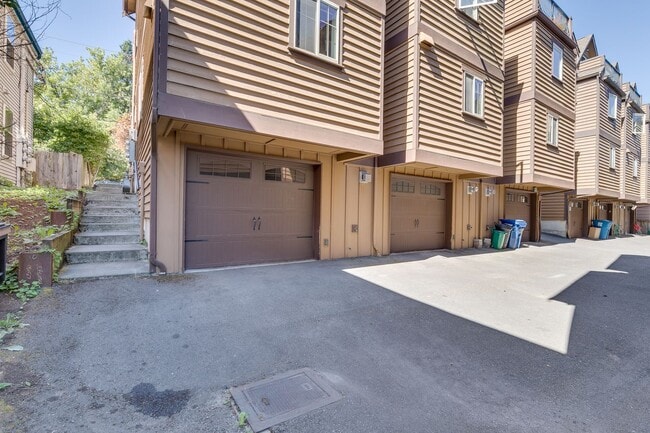 Building Photo - Charming Seattle Townhome with Garage Available Now! A/C included!