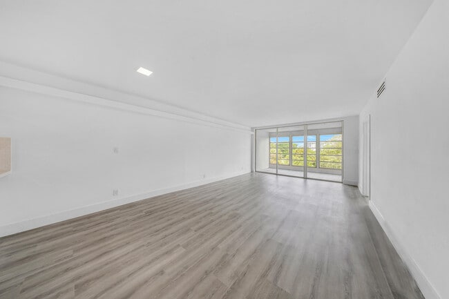 Building Photo - 3151 S Palm Aire Dr