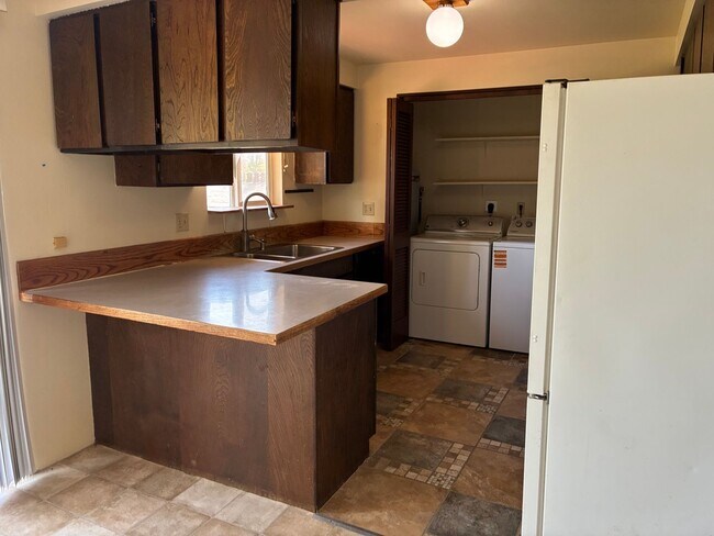Building Photo - 2121 E Viewmont Dr