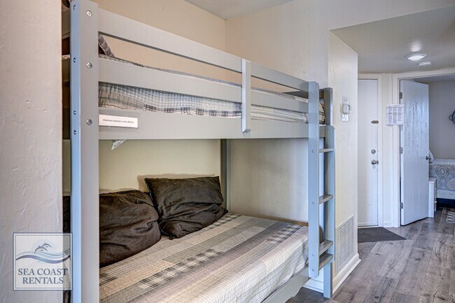 Building Photo - FURNISHED OFF-SEASON MONTHLY RENTAL NOW AVAILABLE