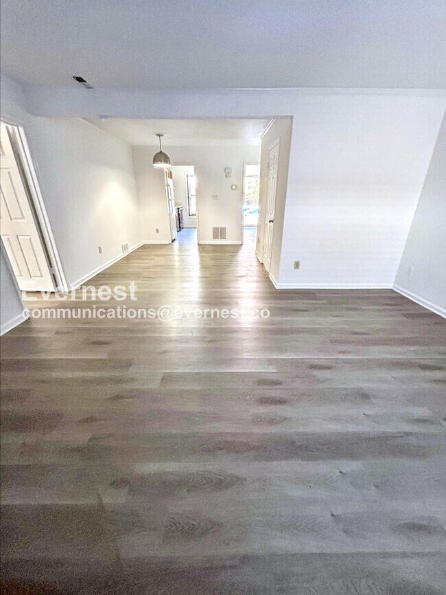 Building Photo - 2 Bed, 2.5 Bath Townhome with Assigned Par...