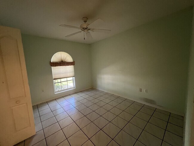Building Photo - $2,350 ** AVAIL 7/15/25 ** LAKE SUZY ** 3 ...