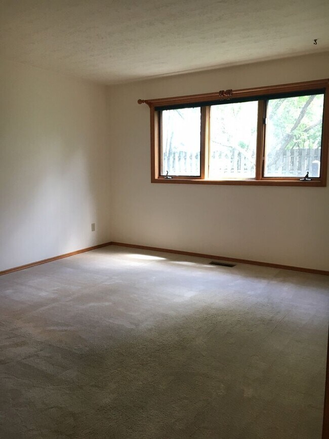 Building Photo - 2 Bedroom, 1 Bathroom Townhouse-Walking di...