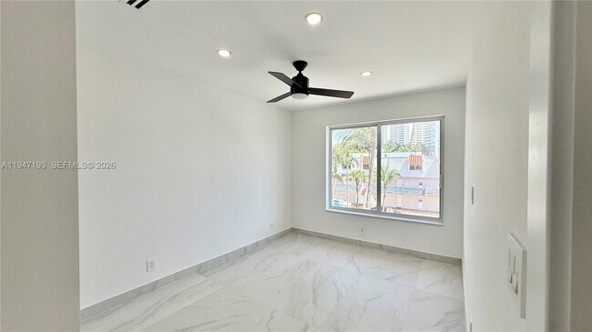 Building Photo - 3826 NE 171 St