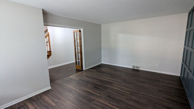 Building Photo - 2025 Longfellow St NE