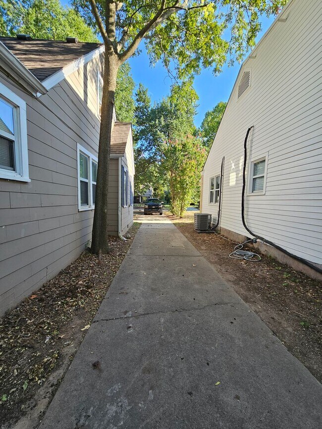 Building Photo - (4) Bed, (3) Bath with (2) Living Areas Av...