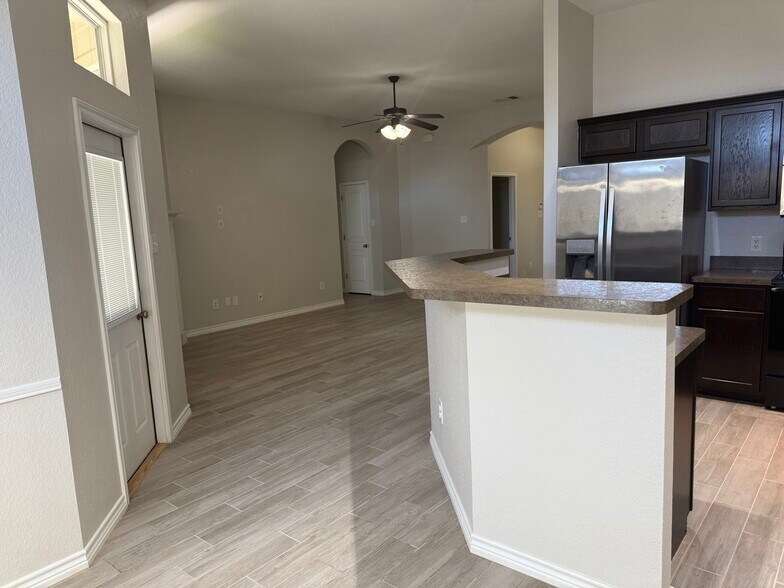 Building Photo - 1123 Neuberry Cliffe