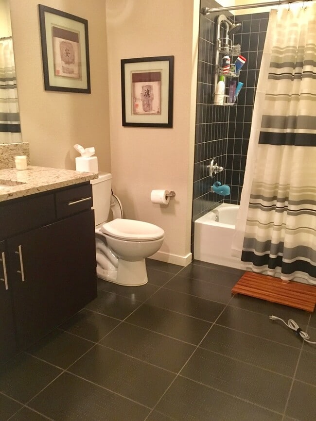 Building Photo - Lovely and Light Open Concept Louisville H...