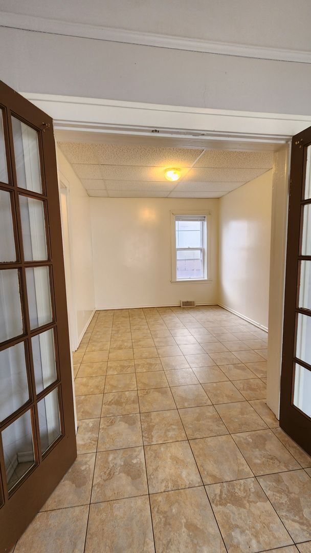 Building Photo - 405 E Spruce St