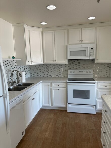 Kitchen - 425 S Parkcrest