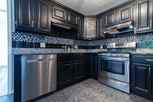 Kitchen, Stainless App;liances & Granite Counters - 107 Turnessa Green