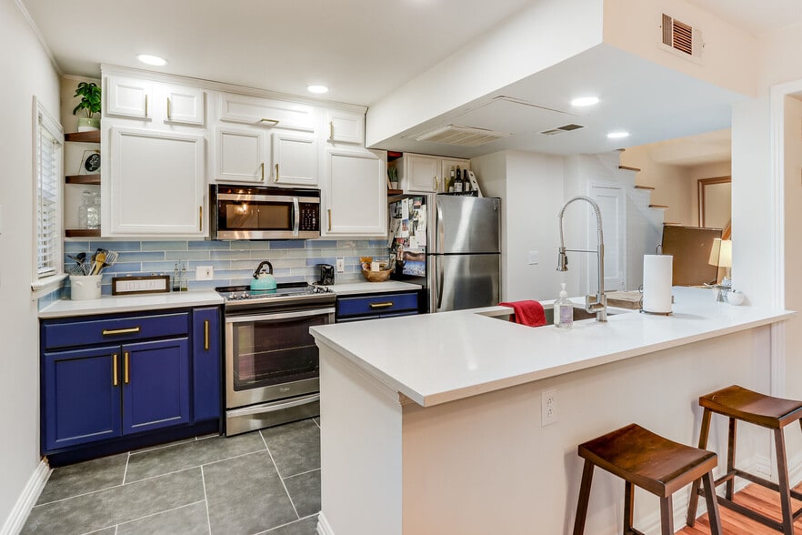 Building Photo - 6345 Bordeaux Ave