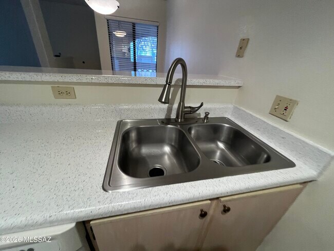 Building Photo - 5751 N Kolb Rd