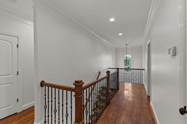 Building Photo - 2019 Overhill Dr