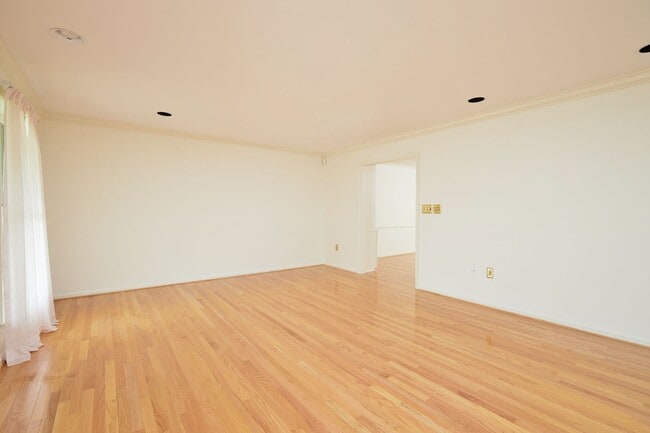 Building Photo - Sparkling and Spacious