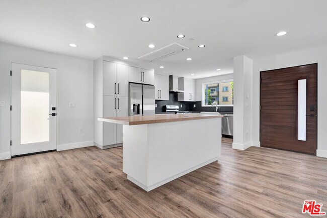 Building Photo - 11611 Burbank Blvd