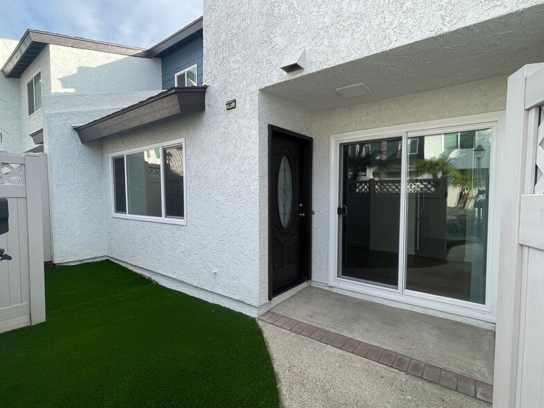 Building Photo - 228 S Esplanade St