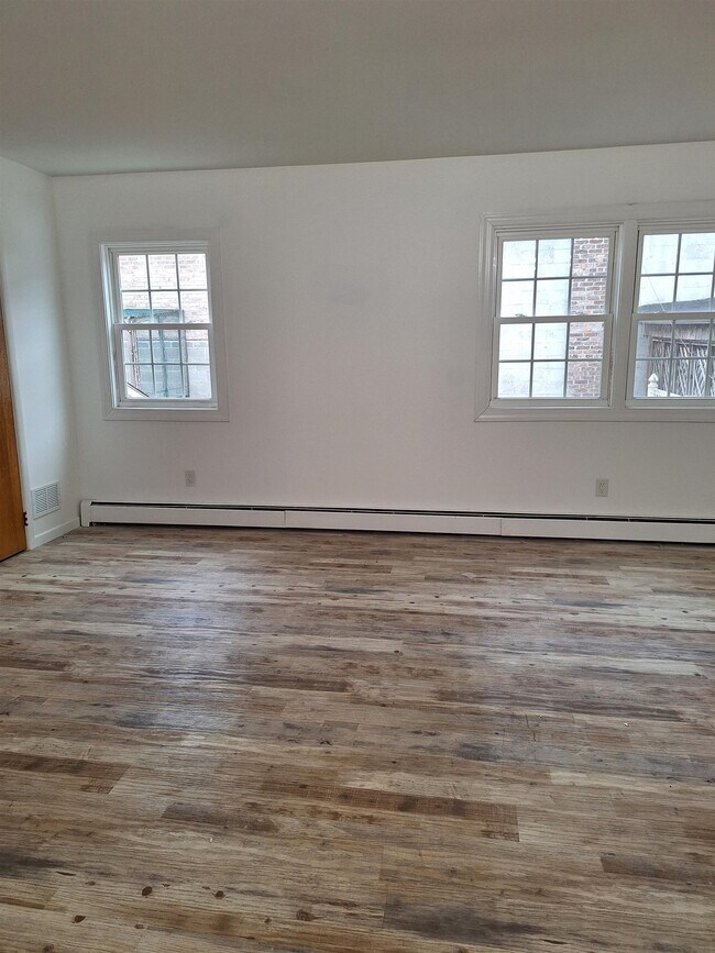 Building Photo - 169 W 51st St