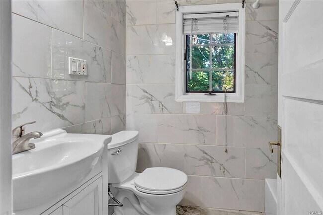 Building Photo - 1058 Wilmot Rd