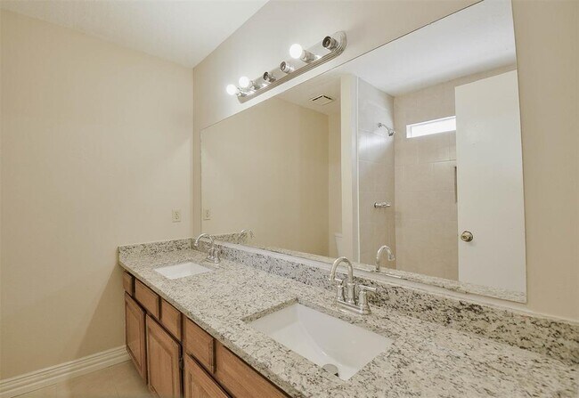 Building Photo - 2915 Valley Rose Dr