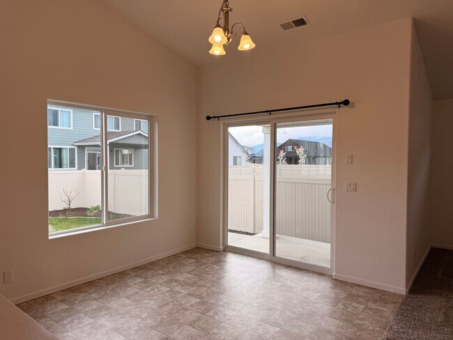 Building Photo - Beautiful Home in Montrose Community!