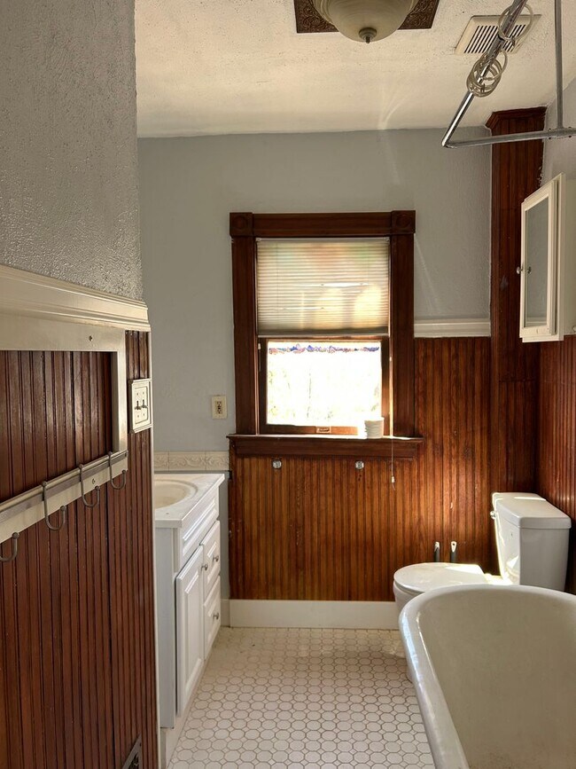 Building Photo - Historic Cheyenne Canyon Home