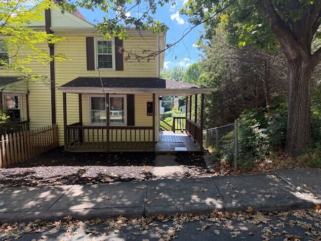 Building Photo - 840 Estes St