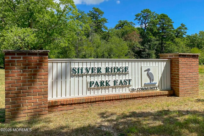Building Photo - 943 Edgebrook Dr N