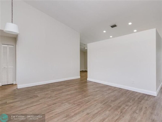 Building Photo - 9420 NW 31st Pl