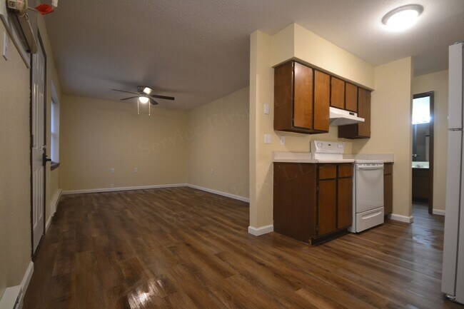 Building Photo - Longton Apartments