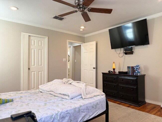 Building Photo - 3001 32nd St