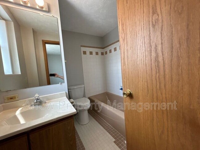 Building Photo - 208 E 5th St