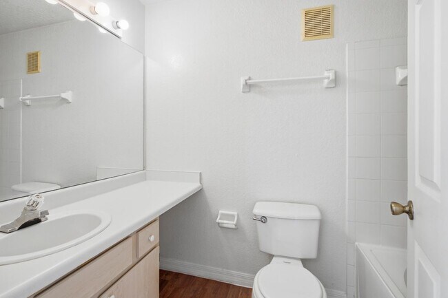Building Photo - 4240 Summer Landing Dr