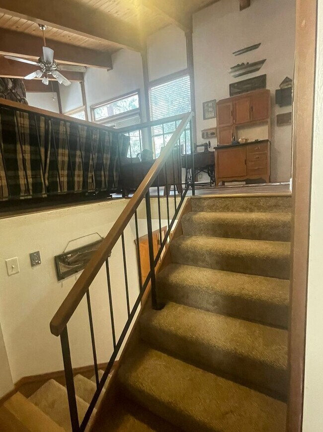 Building Photo - 3bed 2.5bath Lodge Style Duplex