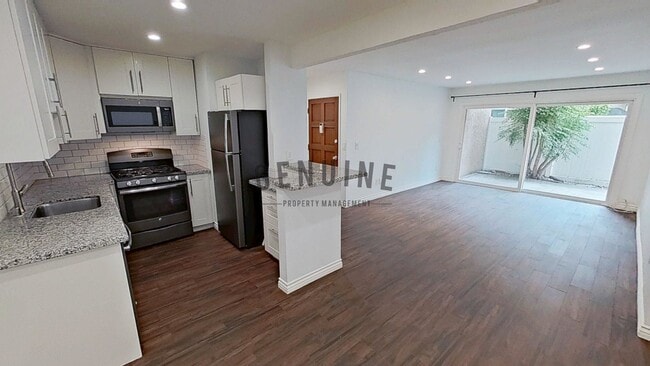 Building Photo - 1st Floor 1 Bedroom Unit in South Coast Me...