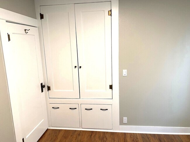 Building Photo - Charming West Side Bunglaow available now