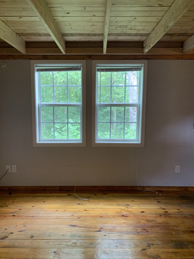 Living room with a forest view - 1112 Cardinal St #106