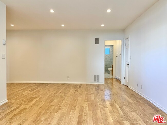 Building Photo - 929 N San Vicente Blvd