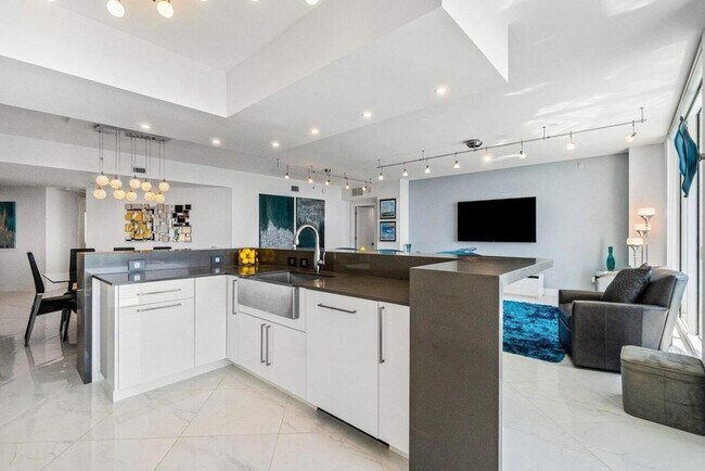 Building Photo - 2640 Lake Shore Dr