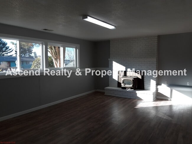 Building Photo - 4 Bed on Cul de Sac, Fenced Yard, Quick Access to Schools, Outlet Mall, Troutdale Station Food Ca...
