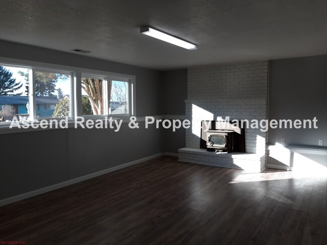 Building Photo - Updated 4 Bed on Cul de Sac, Fenced Yard, ...